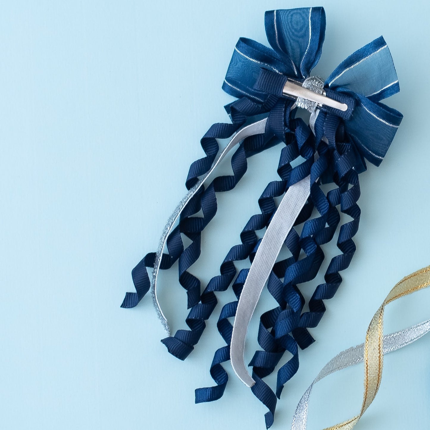 A pinwheel bow on alligator pins with dangler - Navy blue, Silver